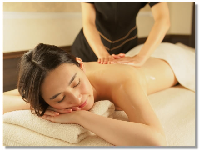 マッサージされる女性